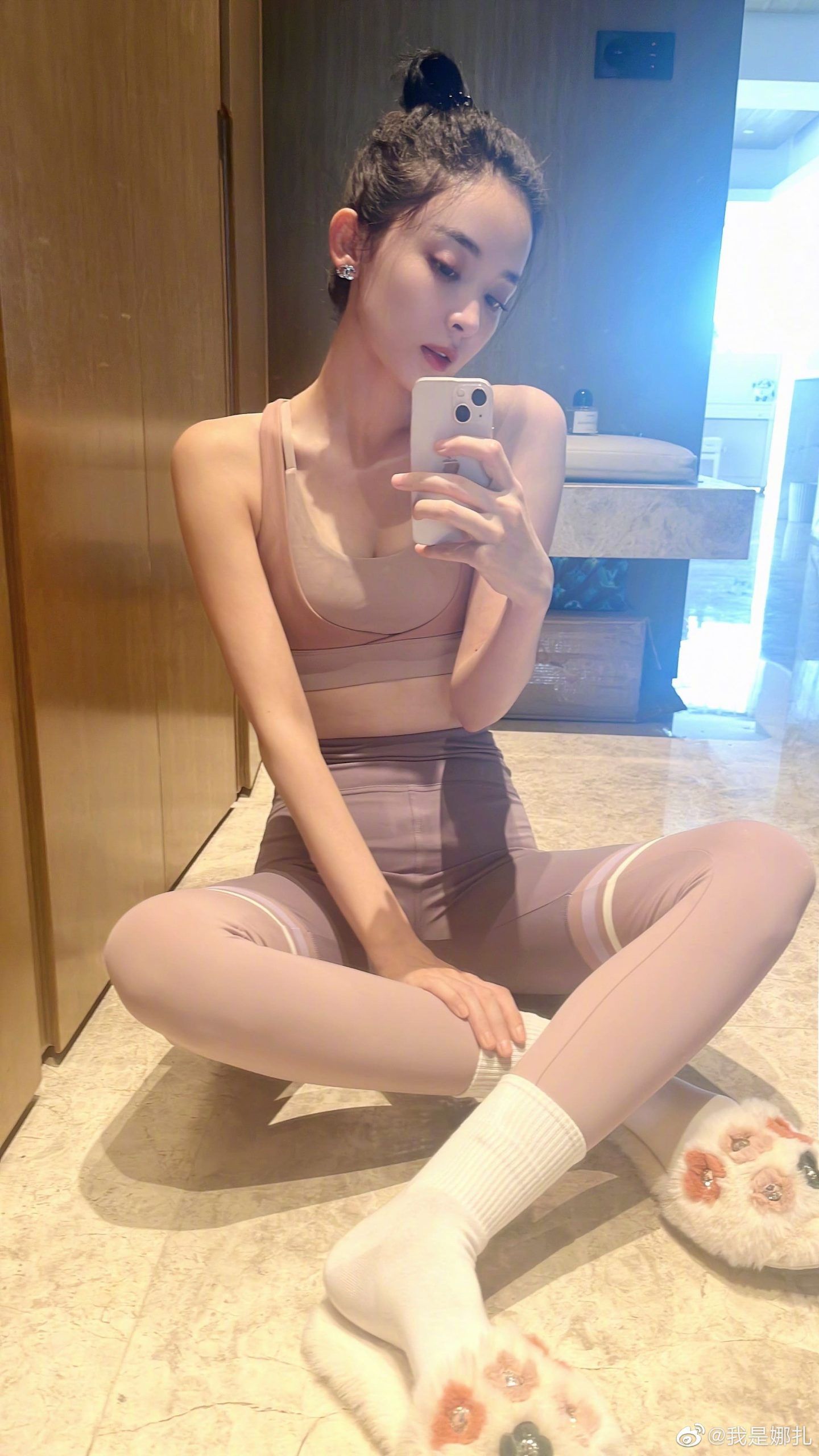 古力娜扎紧身裤健身后自拍_8