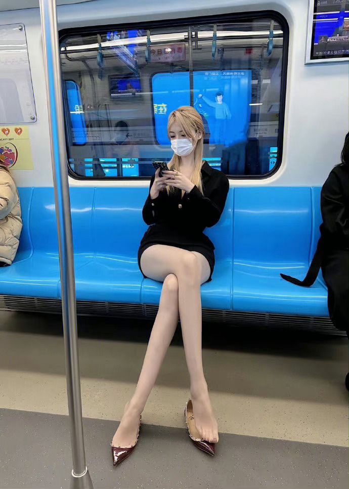 地铁上遇到好看的小姐姐 地铁漂亮女孩图片_5