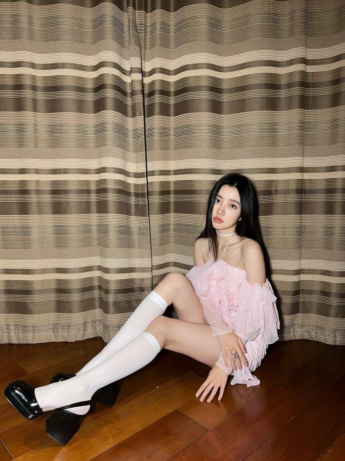 高二16岁女学生长腿白丝袜写真！夹腿照片_9