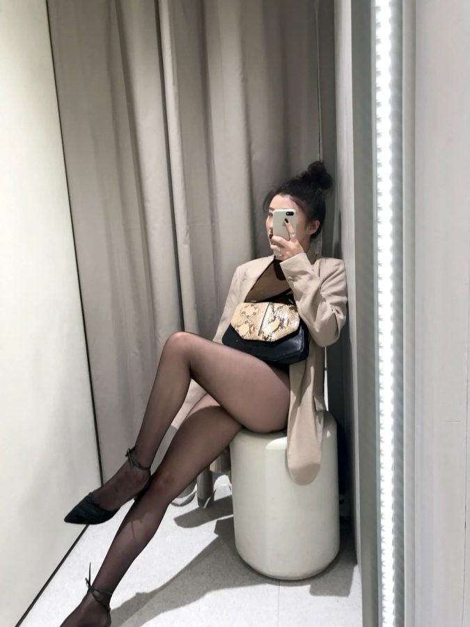 美女试衣间自拍长腿黑丝袜_3