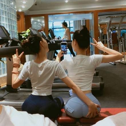 健身房里的翘臀紧身裤女孩_2