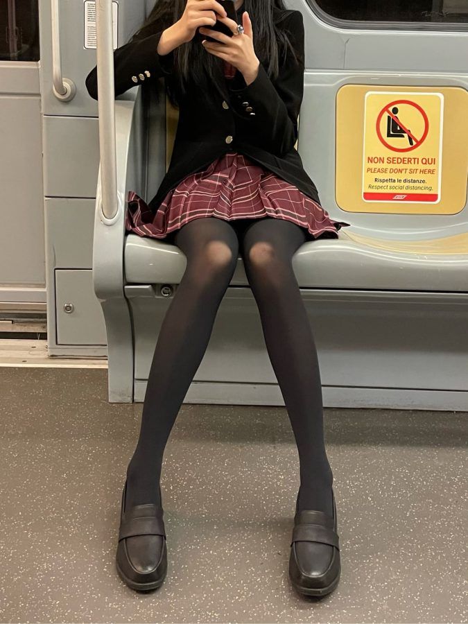 日本地铁jk制服女学生黑丝袜_2