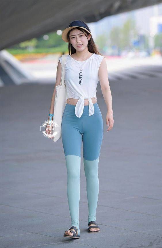 那些年街拍颜值时尚并存的小姐姐_2