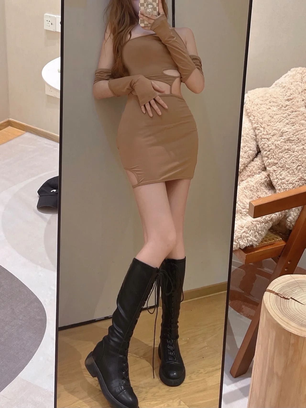 破洞紧身裙美女性感自拍 长腿翘臀好身材_1
